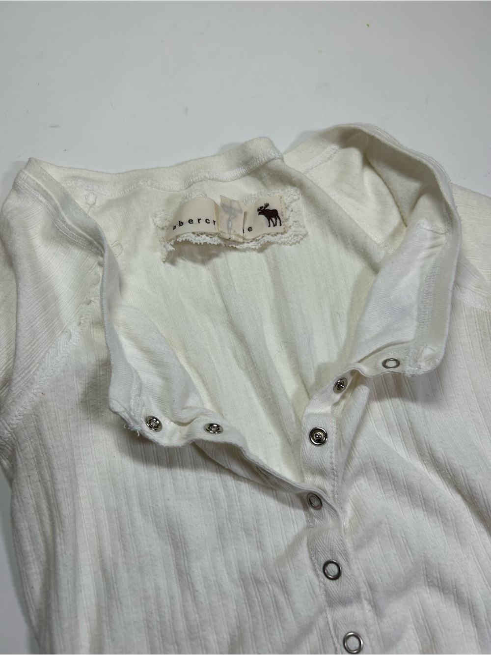 abercrombie kids Girl's M White Ribbed Short Sleeve Henley Snap Tee Vintage - Picture 8 of 9
